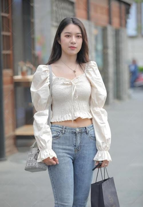 泡泡袖|泡泡袖衬衫和牛仔裤,美丽甜美,爱美女孩的减龄搭配