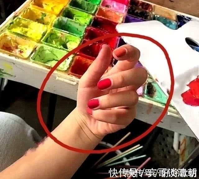 口红#只有美术生才“敢做”的事情,网友懵了:这口红你真敢擦嘴上