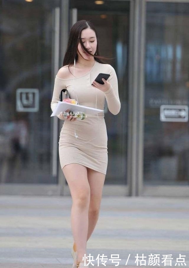 突显|路人街拍,小姐姐身材让人羡慕,酒红色的针织背心最能突显身材