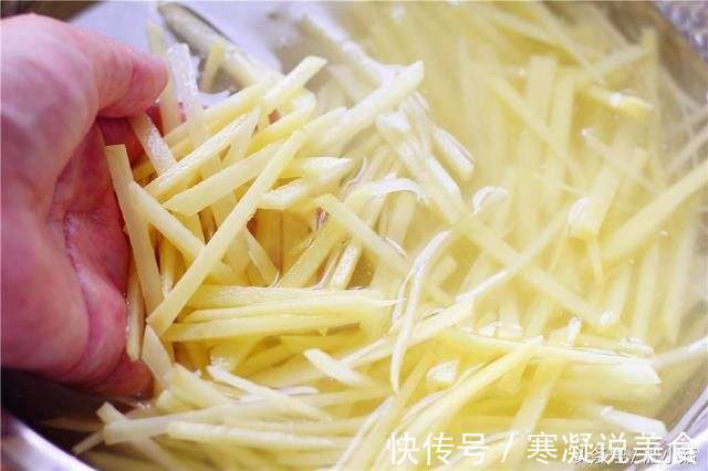 61年大厨炒土豆丝时,牢记3个技巧,土豆丝不粘锅,脆嫩入味