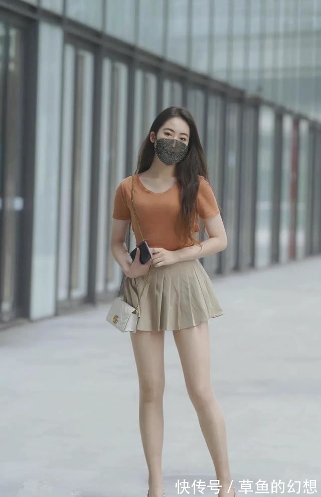 裸色 橙色圆领短袖搭配卡其色百褶短裙,从容优雅,满满的青春气息