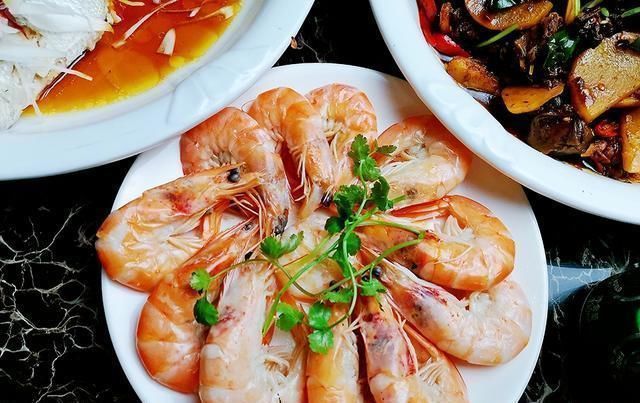 儿子领女友回家过年,看看妈妈做的年夜饭,网友这是想当婆婆了