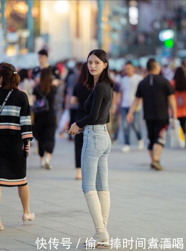 冬天就这样穿,牛仔裤搭配高筒靴,整个人气质都不一样了