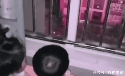 兴趣爱好|兄妹俩趴床上手舞足蹈看着马路对面,妈妈凑近一看,顿时哭笑不得