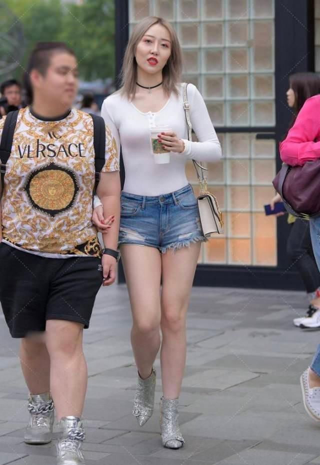 白色|白色紧身上衣搭配热裤彰显独特夏日风,大热天穿裹脚雨靴不嫌热