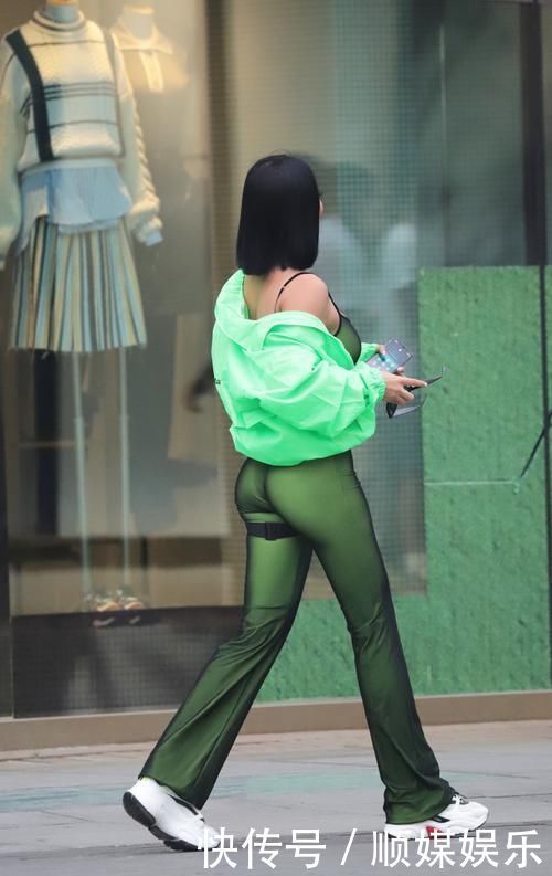 街拍有时候,一条紧身裤更能把女生身材修饰得更好