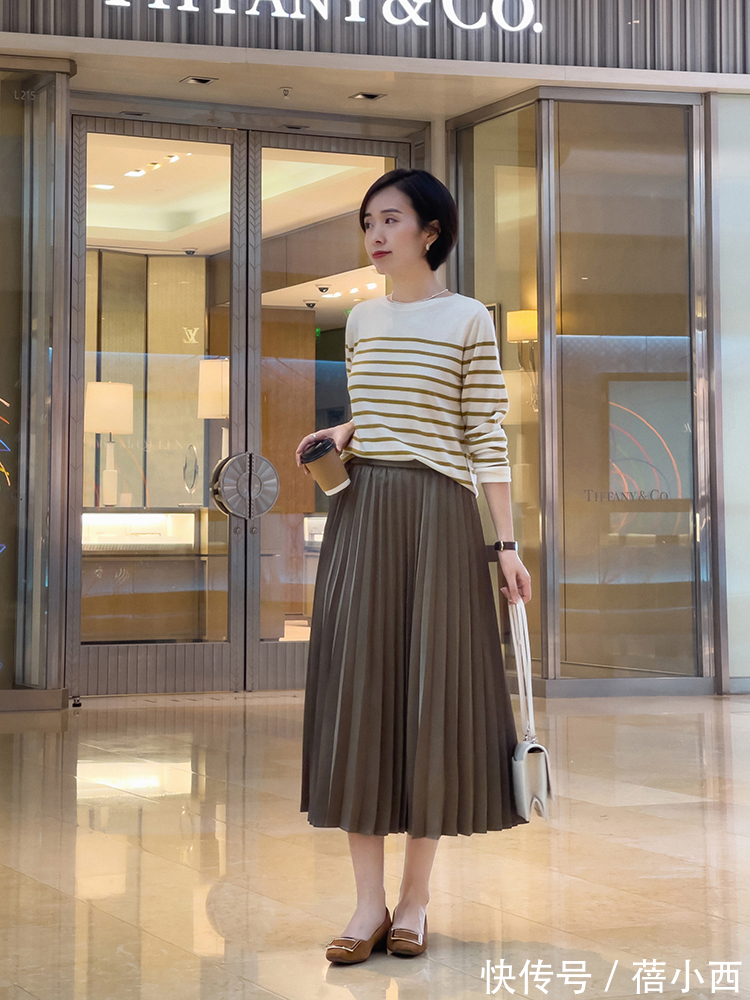 博主 春天穿“百褶裙”最优雅!建议多搭配针织衫,西装外套时髦又高级