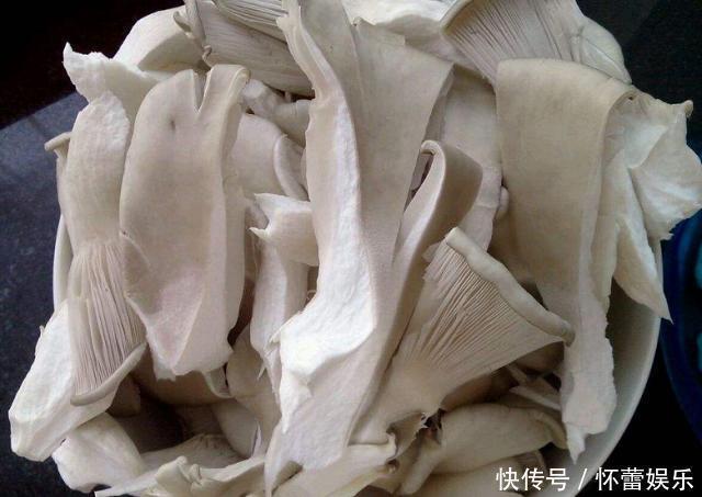 面糊|炸平菇，有人焯水有人直接下锅炸，都不对，如此做才正确，太香了