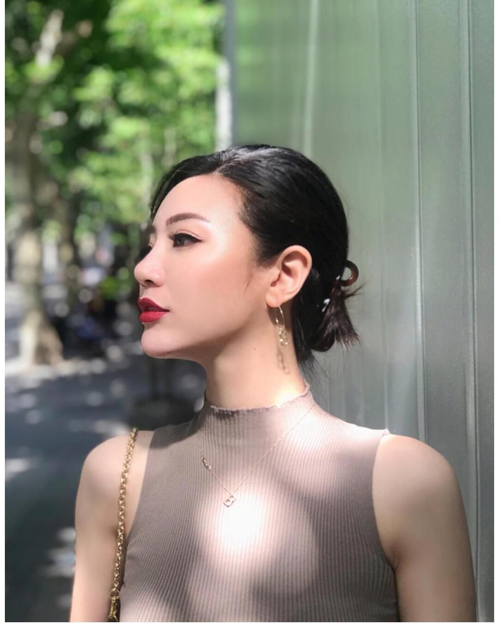 迷人|御姐街拍绝了，优雅迷人精致奢华好看到整条街都在看她