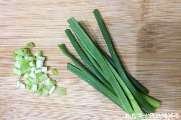 切皮蛋时,不要直接下刀切!大厨都这样做,不粘连,不散花!