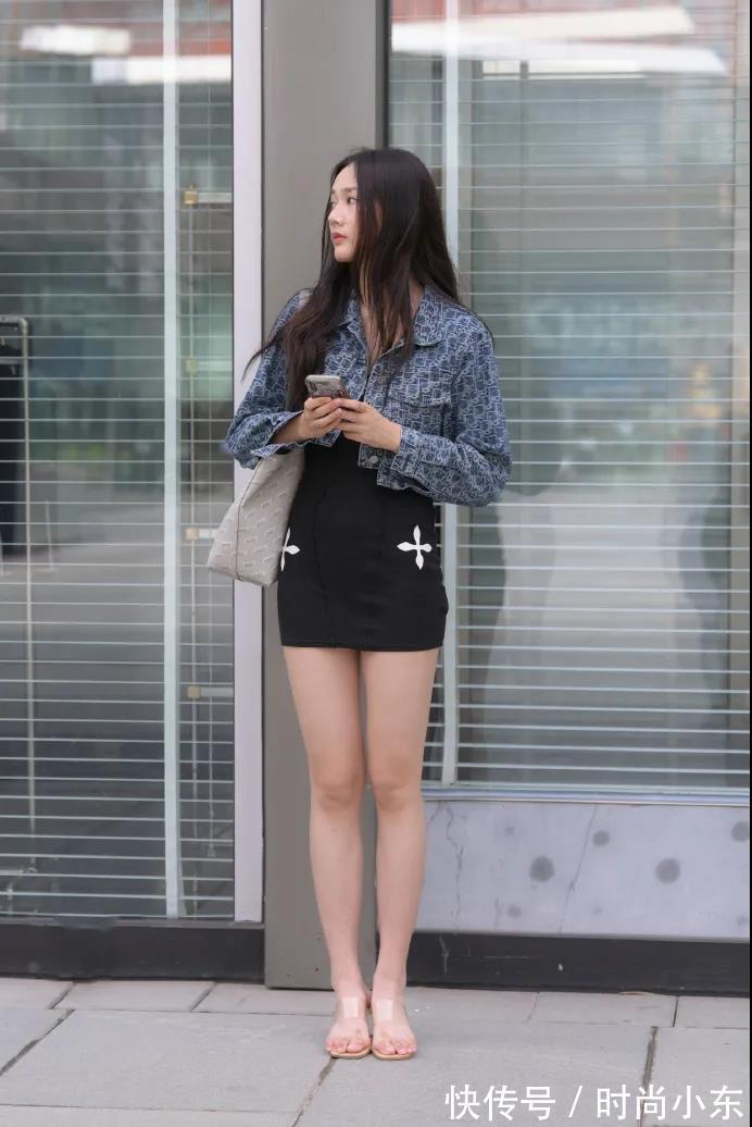 连衣裙 高跟连衣裙美女店员，长发过肩青春靓丽