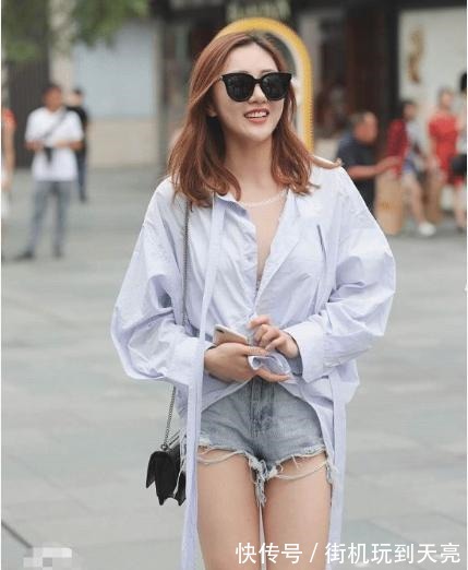 牛仔短裤 浅蓝色衬衣搭配牛仔短裤,青春洋溢,设计感十足!