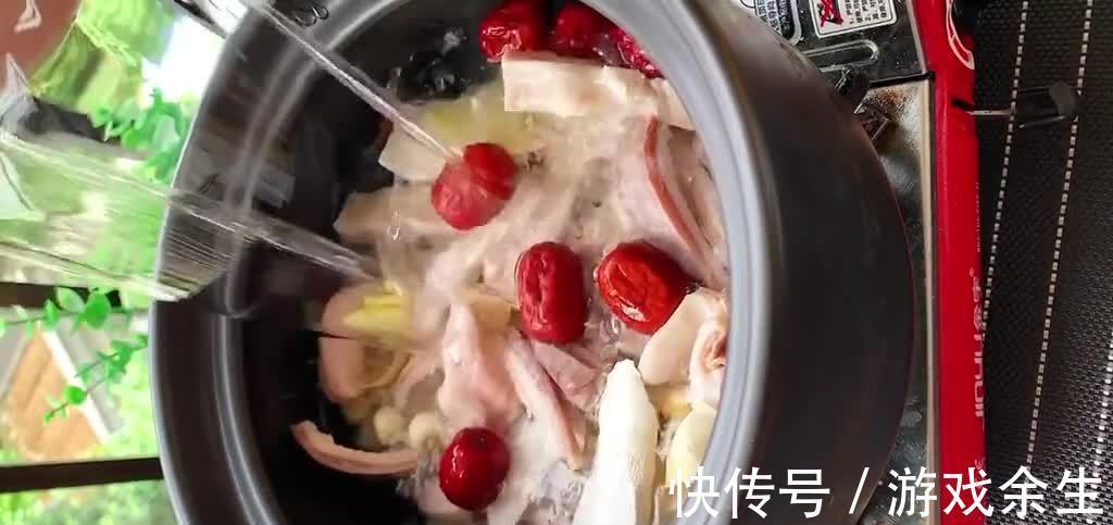 猪肚汤正确的做法,选择合适的药材很重要,汤鲜味美营养滋补