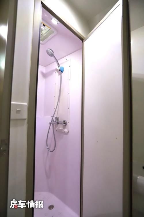 豪华|酷似高铁的房车见过吗?客厅超级大带独立儿童房,有两室一厅一卫