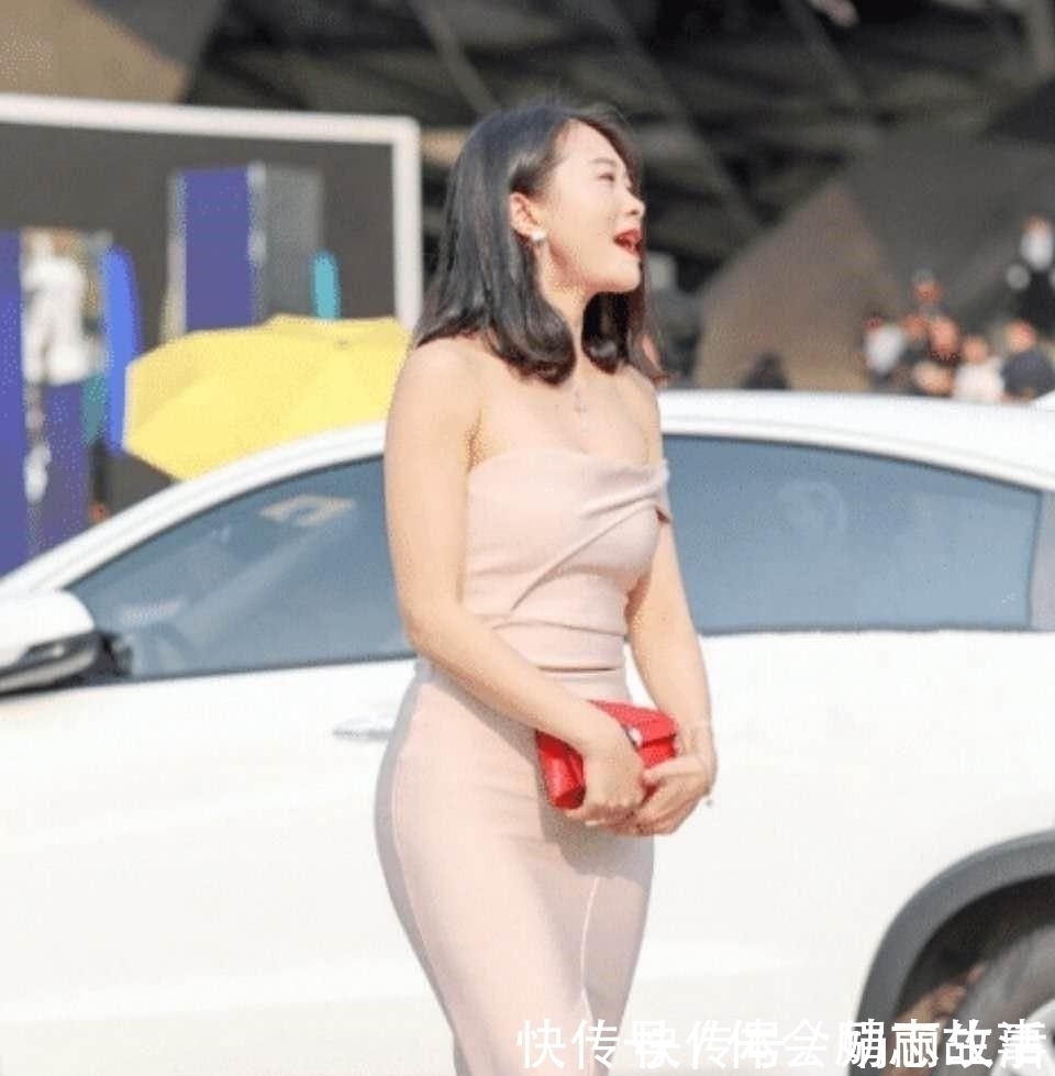 气质 什么是优雅气质这件粉红色短裙诠释很到位,适合35岁的人穿吧