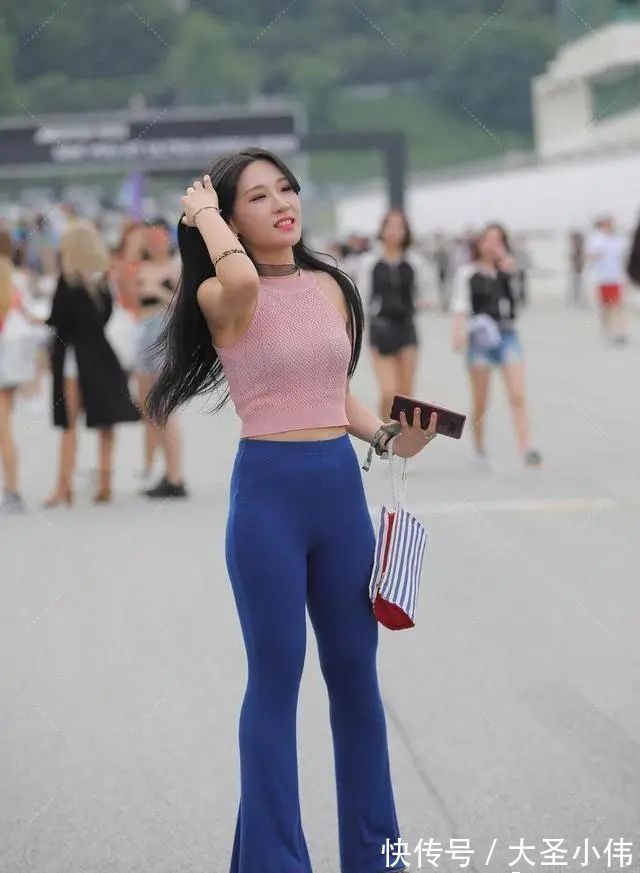 条纹 美女街拍:粉色优雅上衣搭配拉上你牛仔打底裤,频繁的单品之一,穿出美感