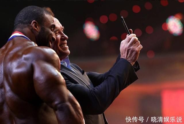 钢铁|军人健身练出钢铁肌肉 ，巨大的肌肉块头让施瓦辛格叹服