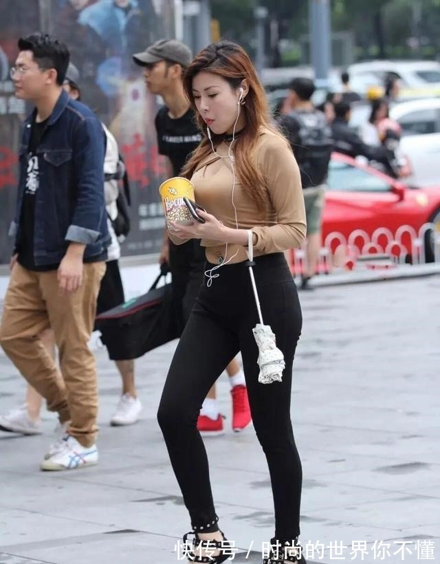 装扮 打底裤的装扮帅气利落穿出不同的气质,穿衣搭配尽显女性美!