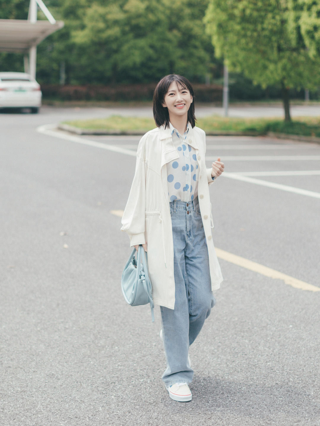 搭配|秋季通勤风怎么穿?白色长款大衣+牛仔裤,清新又时尚!
