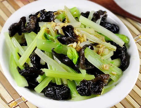 芹菜|天然“刮油菜”找到了,每天炒一盘,排出身体毒素,越吃越瘦