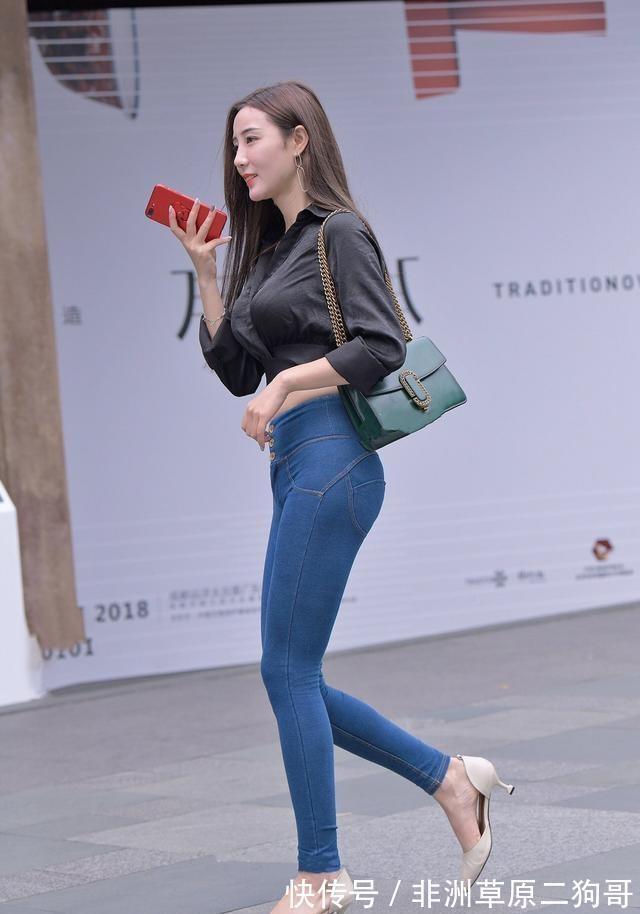 polo|别致的黑色露脐衬衫上衣搭配牛仔打底裤，个性随意