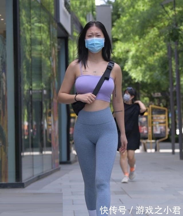 雅灰 紫荆吊带衬衣与雅灰修身裤搭配,显得十分漂亮,展现青春靓丽风采!