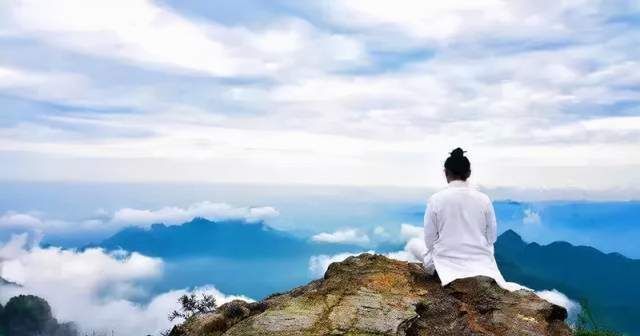 四个字$读懂《易经》这句话,看透别人,认清自己!