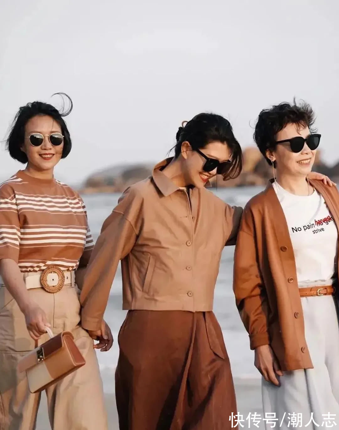 搭配 4、50岁女人，国庆出游别穿一身花！这3种颜色搭配，显白又高级