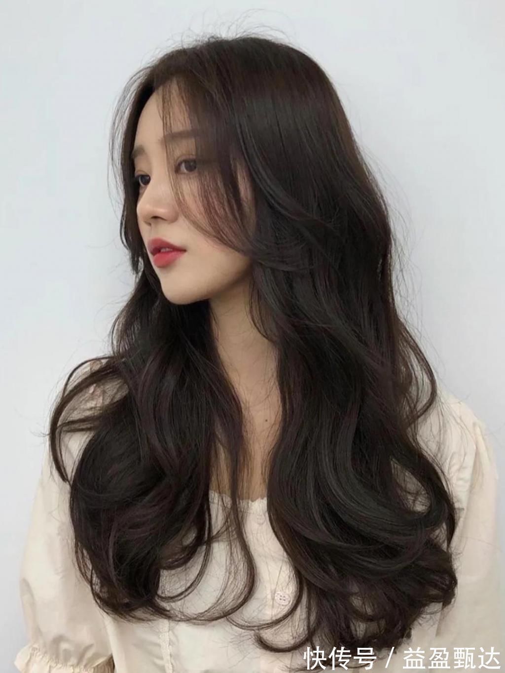 发型 木马卷虽然好看,但不适合于所有人,根据脸型选发型才能不会错