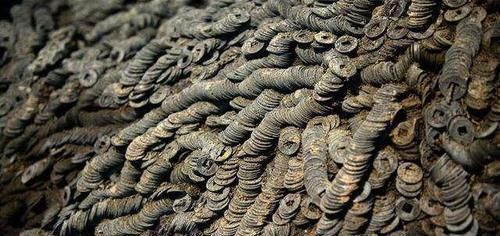 “水墓”现19米盗洞,专家一气之下,直接搬走大山,挖出10吨钱币