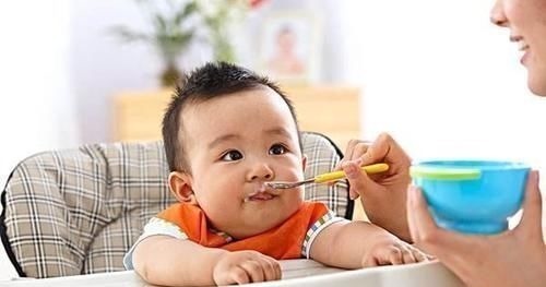 母乳|8个月宝宝,因为辅食加错双肾长满“结石”,很多父母还在这样喂