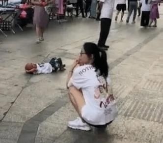 失控|“我不买了,妈妈别打了”,6岁女孩痛哭求饶:失控父母到底有多可怕!