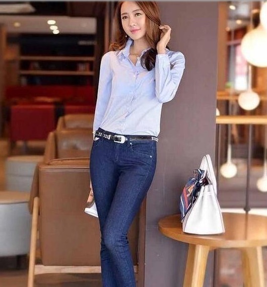 街拍 漂亮的牛仔裤美女，气质高雅恬静，穿搭出优雅魅力！