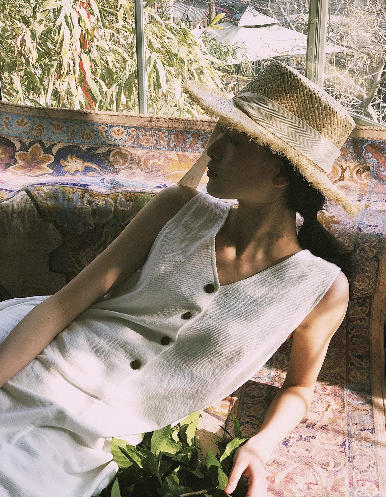 花苞裙|邱天22岁就这么美！穿黑色与玫红色拼接抹胸复古花苞裙，高级时髦