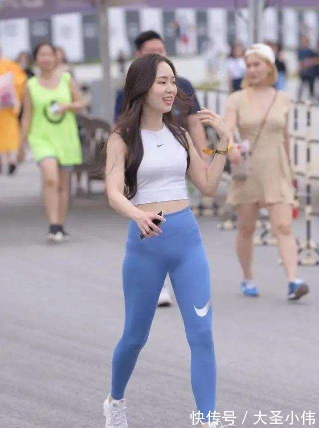 包包 美女街拍:青春朝气的瑜伽裤穿搭减龄显气质,彰显复古的流行元素,新颖时尚