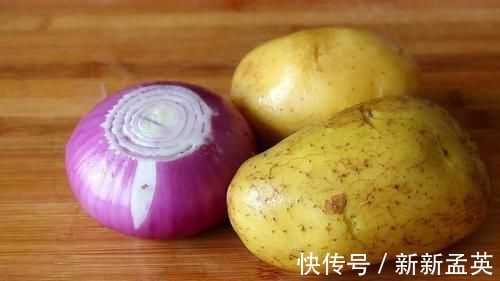 土豆丸子|土豆不再炒着吃,教你1个新吃法,筋道弹牙,上桌连汤汁都不剩