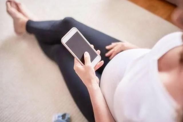 孕期|孕期喜欢熬夜玩手机，宝宝出生后容易出现两个问题，孕妈不容忽视