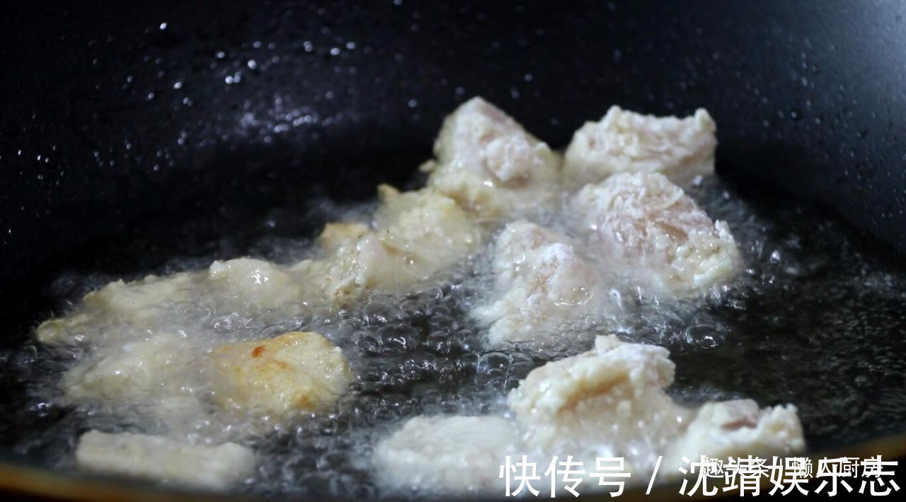 教你鸡胸肉最香的做法,外皮酥脆,肉嫩不柴,怎么吃都吃不腻