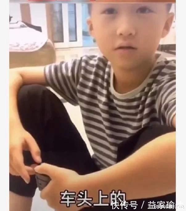 孩子|8岁男童拿“小金人”当玩具,家长崩溃,网友:“练个小号吧”