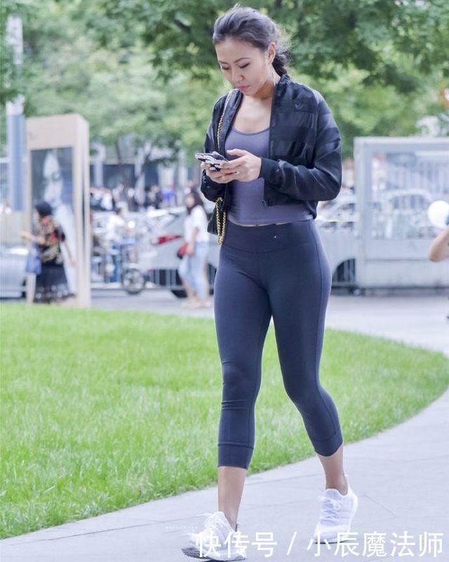 美女穿搭运动范的打底裤,时尚不乏韵味,打造高端气质女神范儿