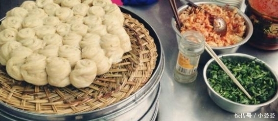 阿姨街头卖罕见“馒头”,一块钱三个还要抖一抖,顾客:头次见