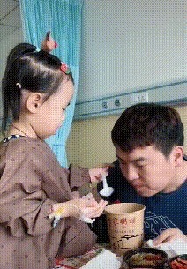 女儿生病住院,还要伺候爸爸吃午饭,妈妈看到后追打爸爸三条街
