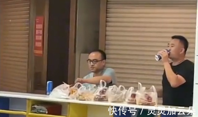 两个爸爸|辽宁俩爸爸带娃出去玩,一旁摆酒菜边喝边聊,网友带娃最高境界!