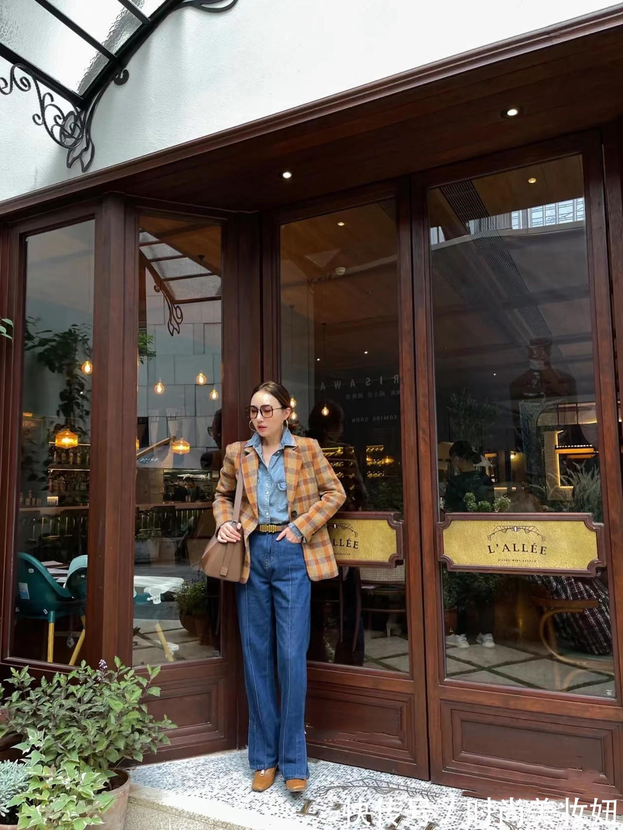 时髦|冬季内搭别选针织衫了,“牛仔衬衫”才是真时髦,百搭减龄又洋气