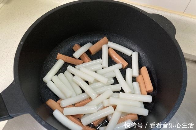 八月孩子迷上了这早餐,简单炒一炒就出锅,软糯Q弹,香辣过瘾