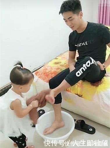 3岁女儿给爸爸洗脚,爸爸很感动,女儿接下来的行为,爸爸很无奈