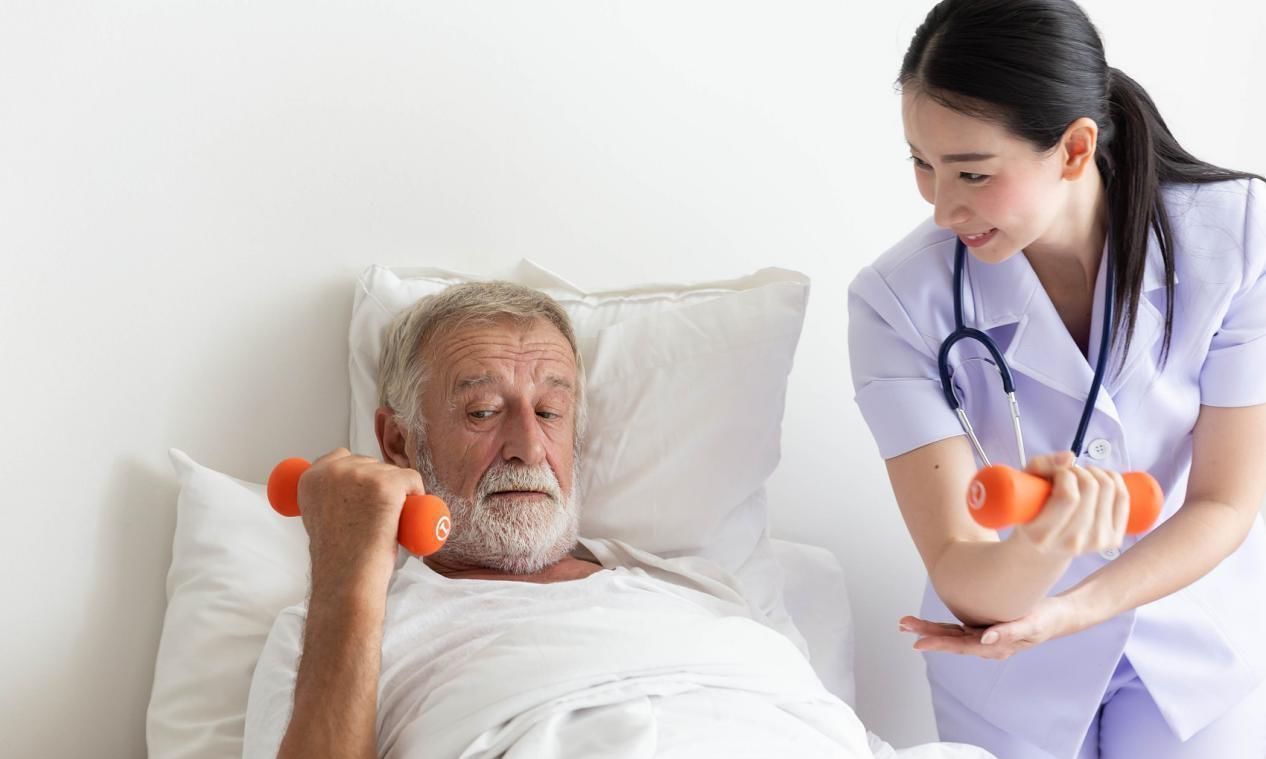 老年痴呆|超准老年痴呆测试树上有一个女性的背影,能一眼看出的人太牛了