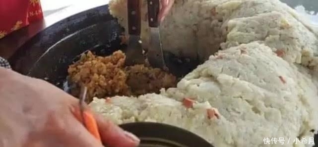 路人|40岁大姐路边摆摊卖“新式炒饭”10元1份,路人都排着队买!