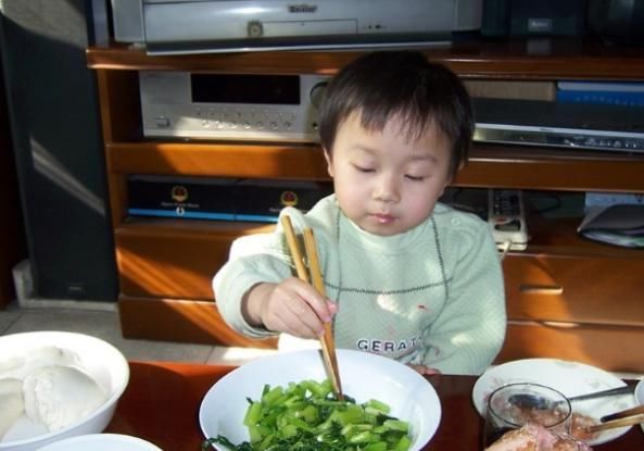 性早熟|7岁女童性早熟,医生3种食物别给娃吃,是餐桌上的催熟剂