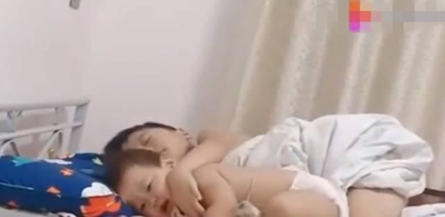 老大|哥哥正睡觉妹妹来捣乱,接下来这一幕,网友直呼哥哥太暖心